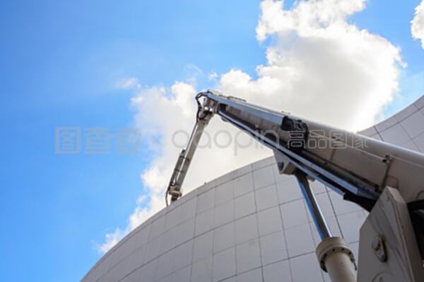 高效安全新篇章 起重機化身建筑物清潔“巨臂”