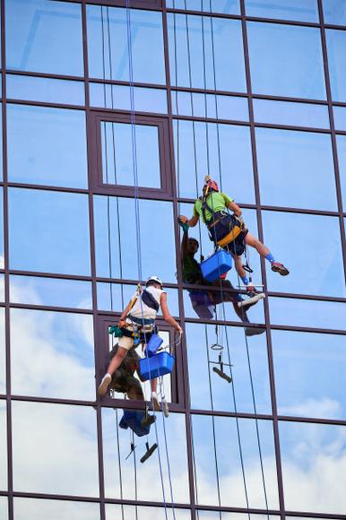 高空清潔 工業登山工人為建筑擦亮“眼睛”